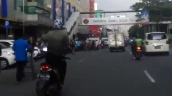 Kelakuan Orang Joget di Atas Motor Ini Bikin Gagal Paham