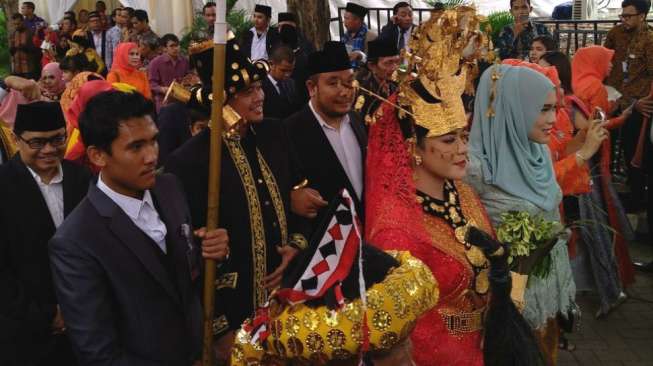 Kedatangan Presiden Joko Widodo dan Ibu Negara Iriana beserta rombongan di lokasi acara pernikahan Bobby Nasution dan Kahiyang Ayu, sekaligus mengikuti beberapa prosesi adat, Sabtu (25/11/2017), di Medan. [Media Center Pernikahan Bobby-Kahiyang]