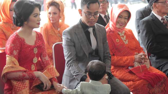 Kedatangan Presiden Joko Widodo dan Ibu Negara Iriana beserta rombongan di lokasi acara pernikahan Bobby Nasution dan Kahiyang Ayu, sekaligus mengikuti beberapa prosesi adat, Sabtu (25/11/2017), di Medan. [Media Center Pernikahan Bobby-Kahiyang]