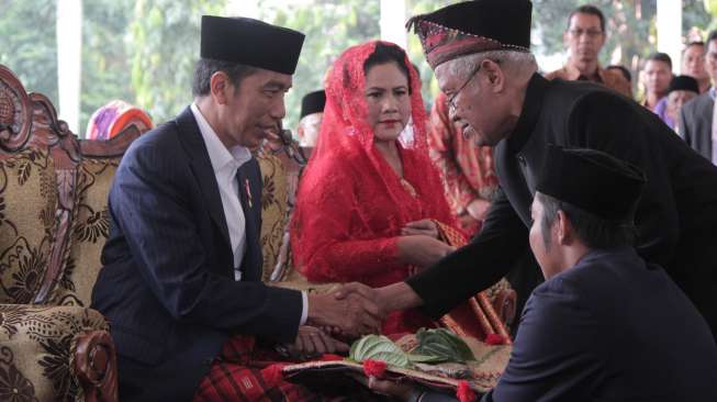 Kedatangan Presiden Joko Widodo dan Ibu Negara Iriana beserta rombongan di lokasi acara pernikahan Bobby Nasution dan Kahiyang Ayu, sekaligus mengikuti beberapa prosesi adat, Sabtu (25/11/2017), di Medan. [Media Center Pernikahan Bobby-Kahiyang]