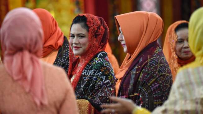 Presiden Joko Widodo dan Ibu Negara Iriana saat ikut menari tortor (manortor) dalam rangkaian acara pernikahan Bobby Nasution dan Kahiyang Ayu, Sabtu (25/11/2017), di Medan. [Media Center Pernikahan Bobby-Kahiyang]