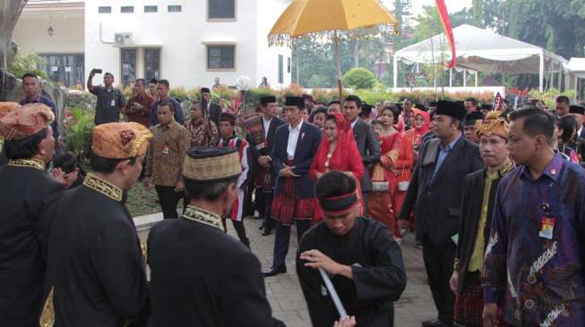 Kedatangan Presiden Joko Widodo dan Ibu Negara Iriana beserta rombongan di lokasi acara pernikahan Bobby Nasution dan Kahiyang Ayu, sekaligus mengikuti beberapa prosesi adat, Sabtu (25/11/2017), di Medan. [Media Center Pernikahan Bobby-Kahiyang]