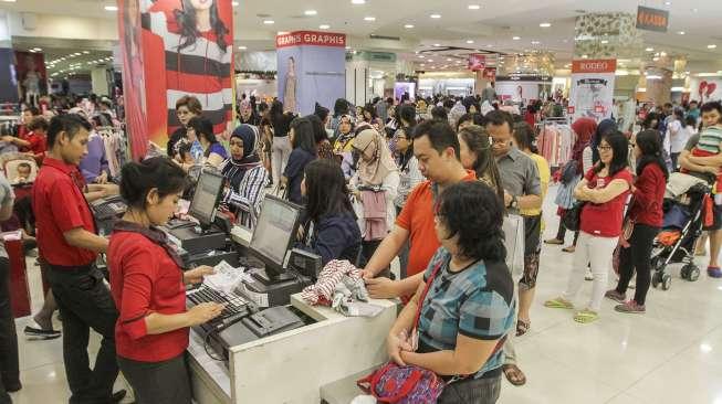 Sejumlah besar pengunjung antre membayar di Matahari Department Store, Mal Taman Anggrek (MTA), Jakarta, Minggu (25/11/2017), sebelum gerai itu resmi ditutup 3 Desember mendatang. [Suara.com/Kurniawan Mas'ud]