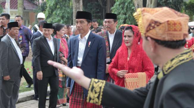 Kedatangan Presiden Joko Widodo dan Ibu Negara Iriana beserta rombongan di lokasi acara pernikahan Bobby Nasution dan Kahiyang Ayu, sekaligus mengikuti beberapa prosesi adat, Sabtu (25/11/2017), di Medan. [Media Center Pernikahan Bobby-Kahiyang]