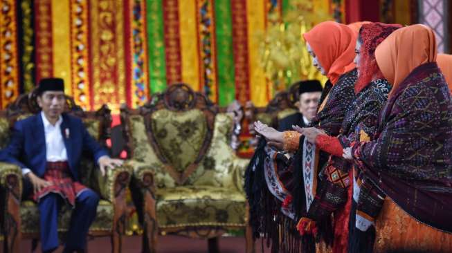 Presiden Joko Widodo dan Ibu Negara Iriana saat ikut menari tortor (manortor) dalam rangkaian acara pernikahan Bobby Nasution dan Kahiyang Ayu, Sabtu (25/11/2017), di Medan. [Media Center Pernikahan Bobby-Kahiyang]