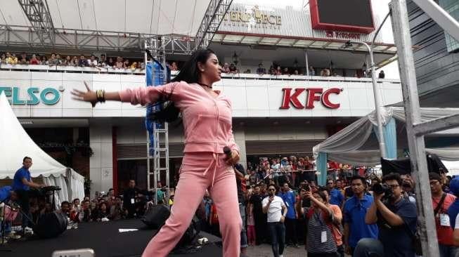 Dewi Perssik di CFD Jakarta, Minggu (26/11/2017). [suara.com/Ismail]