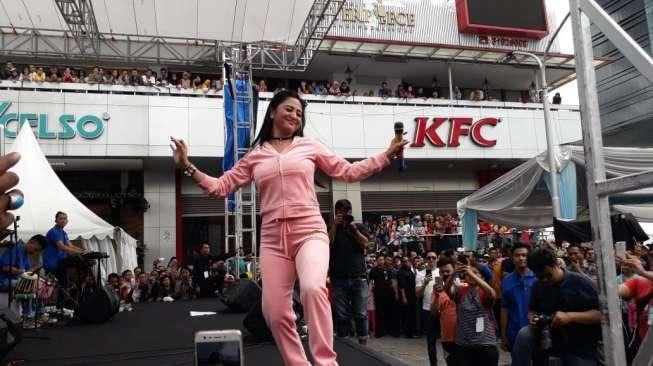 Dewi Perssik di CFD Jakarta, Minggu (26/11/2017). [suara.com/Ismail]