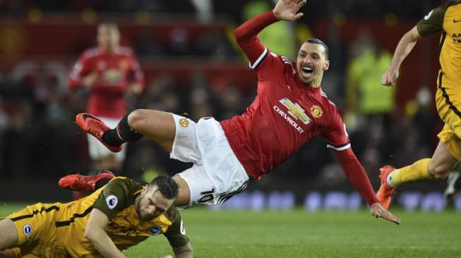 Zlatan Ibrahimovic diganjal bek Brighton Shane Duffy. (AFP)