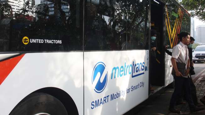 Bus Metrotrans yang dioperasikan oleh PT. Bus Transportasi Jakarta (Transjakarta) ini melayani rute Bundaran Senayan-Harmoni secara gratis selama satu pekan. [Suara.com/Oke Atmaja]