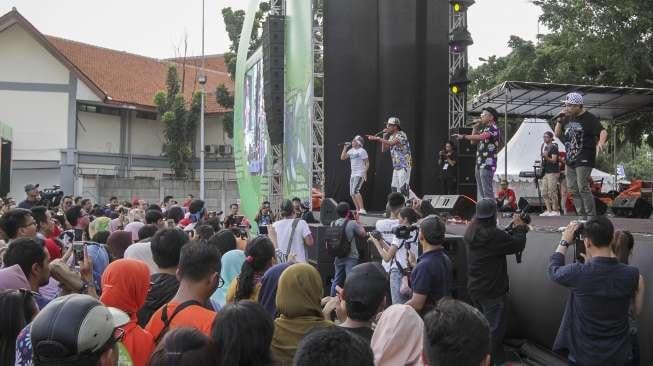 Sejumlah grup band era tahun 90an seperti Shaden, T Five dan Bragi tampil memukau ribuan pengunjung dalam event bertajuk The 90s Festival di Gambir Expo, Kemayoran, Jakarta, Sabtu (25/11). Acara tersebut menjadi ajang nostalgia bagi generasi muda era 90an untuk mengingat kembali masa-masa indah yang pernah dialami. [Suara.com/Kurniawan Mas'ud]