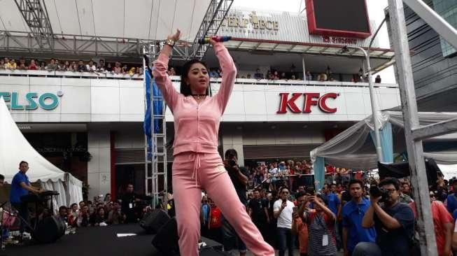 Dewi Perssik tampil di kawasan Sarinah saat Car Free Day, Jalan MH Thamrin, Jakarta Pusat, Minggu (26/11/2017). [suara.com/Ismail]