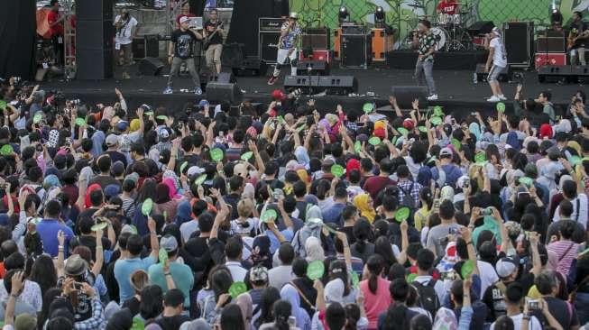 Sejumlah grup band era tahun 90an seperti Shaden, T Five dan Bragi tampil memukau ribuan pengunjung dalam event bertajuk The 90s Festival di Gambir Expo, Kemayoran, Jakarta, Sabtu (25/11). Acara tersebut menjadi ajang nostalgia bagi generasi muda era 90an untuk mengingat kembali masa-masa indah yang pernah dialami. [Suara.com/Kurniawan Mas'ud]