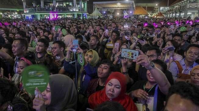 Penyanyi solo era 90an Reza Artamevia tampil memukau ribuan pengunjung dalam event bertajuk The 90s Festival di Gambir Expo, Kemayoran, Jakarta, Sabtu (25/11). Reza sukses mengobati rasa rindu penggemarnya lewat sejumlah lagu lawas. [Kurniawan Mas'ud]