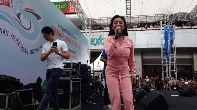 Dewi Perssik di CFD Jakarta, Minggu (26/11/2017). [suara.com/Ismail]