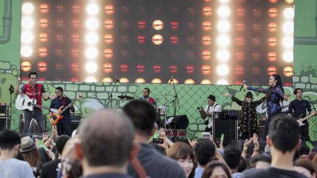 Sejumlah grup band era tahun 90an seperti Shaden, T Five dan Bragi tampil memukau ribuan pengunjung dalam event bertajuk The 90s Festival di Gambir Expo, Kemayoran, Jakarta, Sabtu (25/11). Acara tersebut menjadi ajang nostalgia bagi generasi muda era 90an untuk mengingat kembali masa-masa indah yang pernah dialami. [Suara.com/Kurniawan Mas'ud]