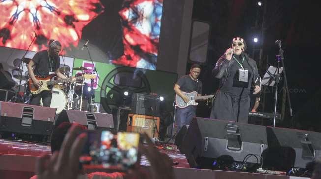 Band Potret tampil memukau ribuan penonton dalam event bertajuk The 90s Festival di Gambir Expo, Kemayoran, Jakarta, Sabtu (25/11). [Suara.com/Kurniawan Mas'ud]