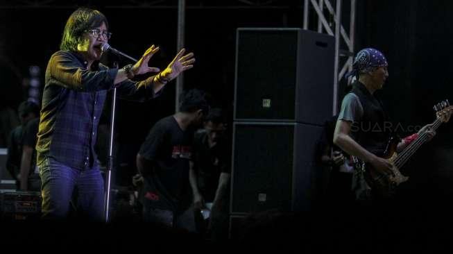 Band Dewa 19 feat Ari Lasso saat tampil memukau ribuan pengunjung dalam event bertajuk "The 90s Festival" di Gambir Expo, Kemayoran, Jakarta, Sabtu (25/11). (Suara.com/Kurniawan Mas'ud)