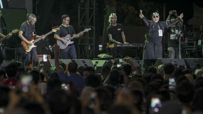 Band Potret tampil memukau ribuan penonton dalam event bertajuk The 90s Festival di Gambir Expo, Kemayoran, Jakarta, Sabtu (25/11). [Suara.com/Kurniawan Mas'ud]