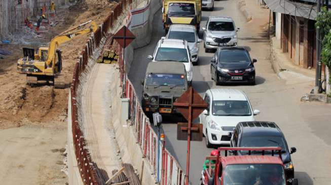 Sejumah alat berat saat menyelesaikan Proyek underpass Mampang-Kuningan, Jakarta, Minggu (26/11/2017) [Suara.com/Oke Atmaja]