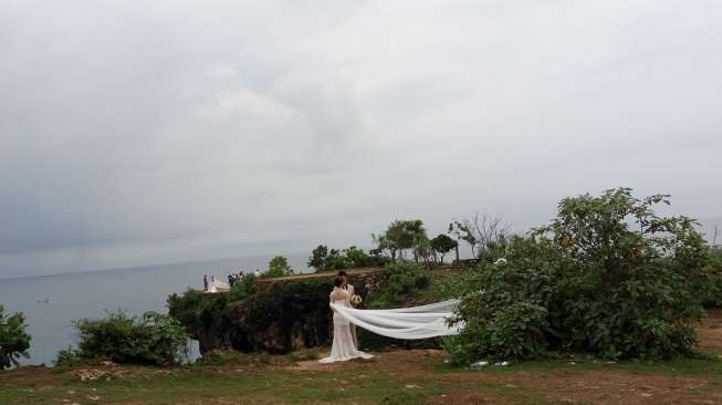 Di Pantai Bali Ini Puluhan Pengantin Mengantre Berfoto per Hari