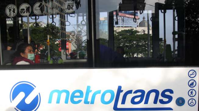 Bus Metrotrans yang dioperasikan oleh PT. Bus Transportasi Jakarta (Transjakarta) ini melayani rute Bundaran Senayan-Harmoni secara gratis selama satu pekan. [Suara.com/Oke Atmaja]