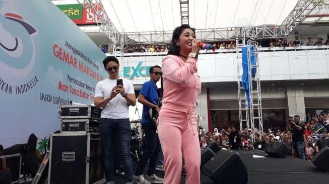 Dewi Perssik tampil di kawasan Sarinah saat Car Free Day, Jalan MH Thamrin, Jakarta Pusat, Minggu (26/11/2017). [suara.com/Ismail]