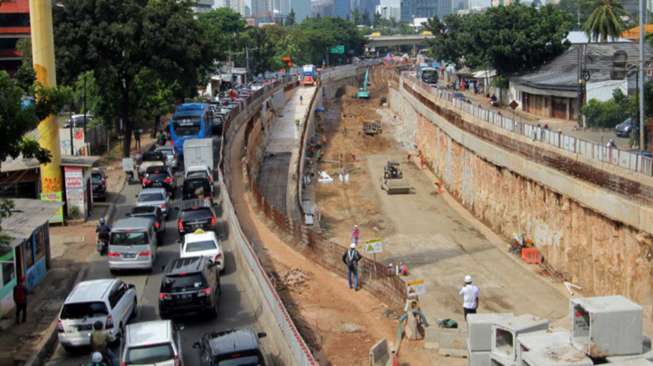 Sejumah alat berat saat menyelesaikan Proyek underpass Mampang-Kuningan, Jakarta, Minggu (26/11/2017) [Suara.com/Oke Atmaja]