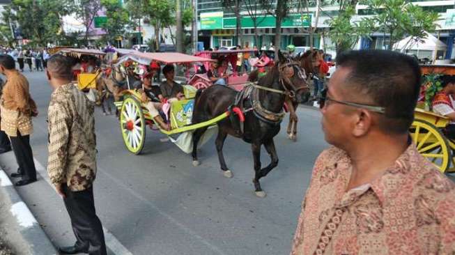 Kirab Kahiyang-Bobby, Presiden Jokowi Lempar Souvenir