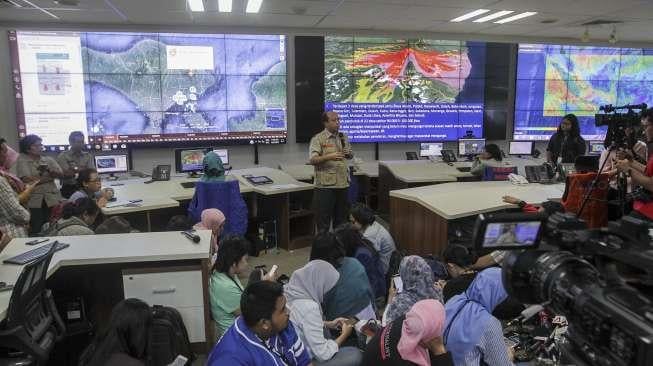 Kepala Pusat Data Informasi dan Humas Badan Nasional Penanggulangan Bencana (BNPB) Sutopo Purwo Nugroho memberikan keterangan pers tentang Gunung Agung, di Graha BNPB, Jakarta, Senin (27/11).