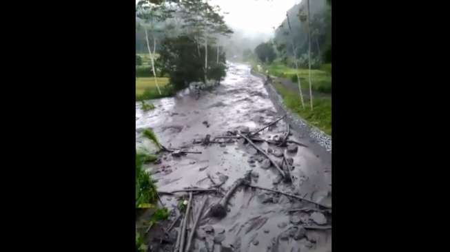 Lahar Dingin Gunung Agung Mengalir, Jangan Beraktivitas di Sungai