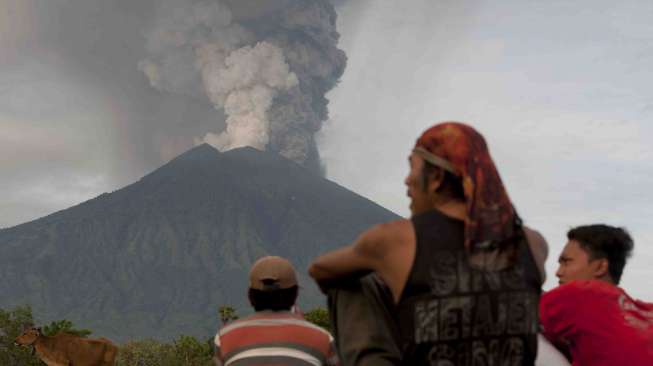 Asap dan abu vulkanik menyembur dari kawah Gunung Agung di Karangasem, Bali, Senin (27/11).