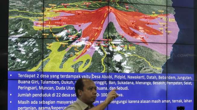 Kepala Pusat Data Informasi dan Humas Badan Nasional Penanggulangan Bencana (BNPB) Sutopo Purwo Nugroho memberikan keterangan pers tentang Gunung Agung, di Graha BNPB, Jakarta, Senin (27/11).