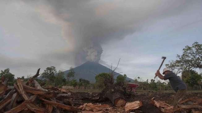 Abu vulkanik Gunung Agung dalam kawasan rawan bencana, di Karangasem, Bali, Senin (27/11).