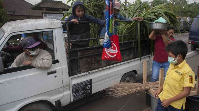 Sejumlah warga sekitar Gunung Agung mulai mengungsi secara mandiri, di kawasan Karangasem, Bali, Selasa (28/11).