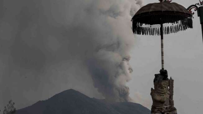 Asap dan abu vulkanik terus menyembur dari kawah Gunung Agung di Karangasem, Bali, Selasa (28/11).