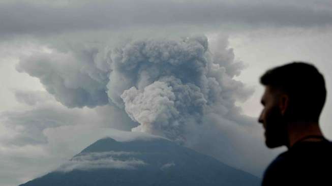 Asap dan abu vulkanik terus menyembur dari kawah Gunung Agung di Karangasem, Bali, Selasa (28/11).