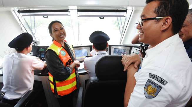 Menteri BUMN Rini Soemarno mengikuti uji coba kereta bandara dari Stasiun Bandara Soekarno Hatta menuju Stasiun Sudirman Baru di Jakarta, Selasa (28/11).