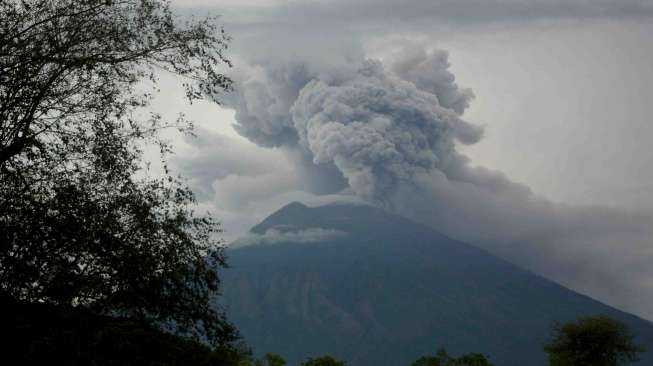 Asap dan abu vulkanik terus menyembur dari kawah Gunung Agung di Karangasem, Bali, Selasa (28/11).