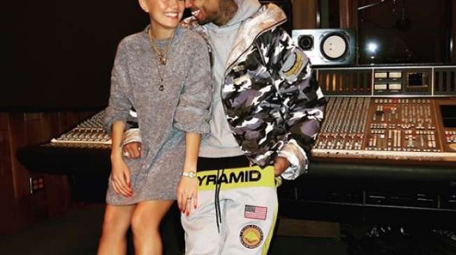 Kelonan dengan Chris Brown? Warganet Resah Agnez Mo Babak Belur