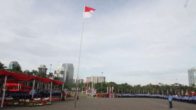 Presiden Joko Widodo menjadi inspektur upacara Peringatan Hari Ulang Tahun Ke-46 Korps Pegawai Republik Indonesia (Korpri) di halaman Monumen Nasional (Monas), Jakarta, Rabu (29/11).