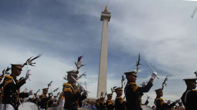 Presiden Joko Widodo menjadi inspektur upacara Peringatan Hari Ulang Tahun Ke-46 Korps Pegawai Republik Indonesia (Korpri) di halaman Monumen Nasional (Monas), Jakarta, Rabu (29/11).