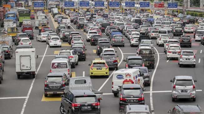 Antrean kendaraan di Gerbang Tol Cililitan, Jakarta, Rabu (29/11). 