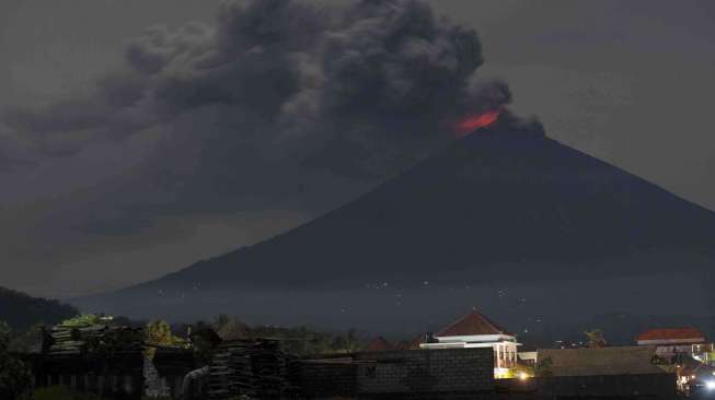 Mereka yang Pasrah Menunggu Gunung Agung Sembuh dari 'Flu'