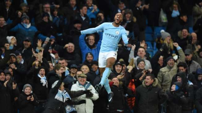 Winger Manchester City, Raheem Sterling, merayakan golnya ke gawang Southampton di Etihad Stadium, Rabu (29/11/2017). [AFP/Oli Scarff]