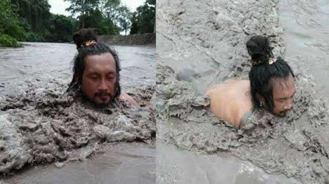 Sucikan Diri, Jero Kuncir Berendam di Lahar Dingin Gunung Agung