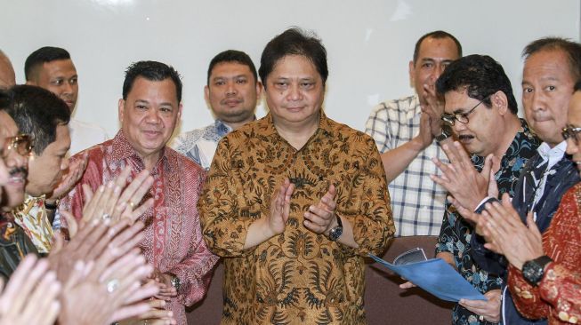 Politisi partai Golkar Airlangga Hartanto saat menghadiri konferensi pers pernyataan sikap politik dukungan dari organisasi sayap Partai Golkar, Musyawarah Kekeluargaan Gotong Royong (MKGR) dan organisasi Majelis Da'wah Islamiyah (MDI) Golkar di Jakarta, Kamis (30/11). 