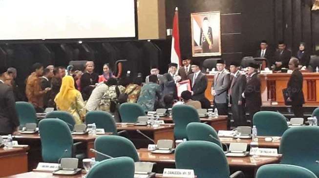 'Hujan Interupsi', APBD Jakarta 2018 Rp77 Triliun Disahkan