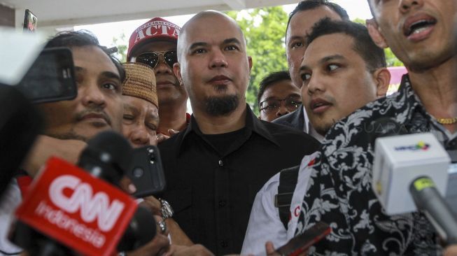 Tersangka kasus ujaran kebencian, Ahmad Dhani didampingi penasehat hukumnya menjalani pemeriksaan di Polres Jakarta Selatan, Jakarta, Kamis (30/11).