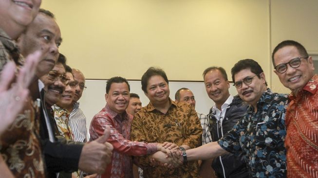 Politisi partai Golkar Airlangga Hartanto saat menghadiri konferensi pers pernyataan sikap politik dukungan dari organisasi sayap Partai Golkar, Musyawarah Kekeluargaan Gotong Royong (MKGR) dan organisasi Majelis Da'wah Islamiyah (MDI) Golkar di Jakarta, Kamis (30/11). 