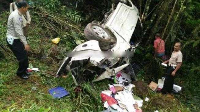 Mobil Toyota Rush Terjun Ke Jurang Sedalam 50 Meter